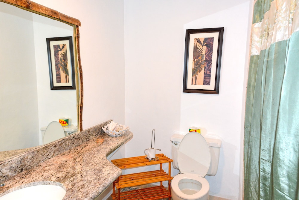 Sand And Tan Beach Hotel — Hotel rooms in Ocho Rios