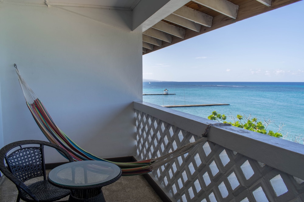 Sand And Tan Beach Hotel — Hotel rooms in Ocho Rios