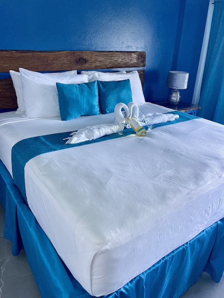 Sand And Tan Beach Hotel — Hotel rooms in Ocho Rios