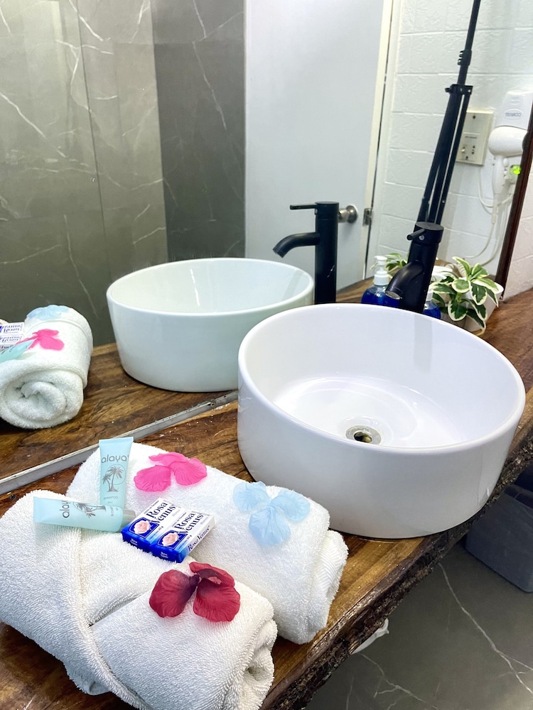 Sand And Tan Beach Hotel — Hotel rooms in Ocho Rios