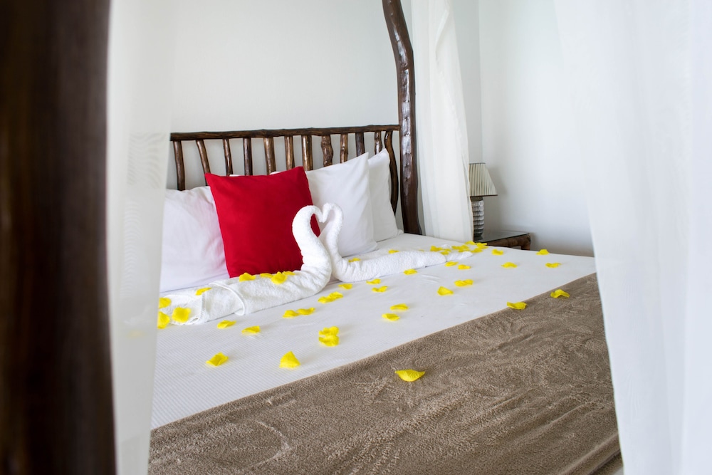 Sand And Tan Beach Hotel — Hotel rooms in Ocho Rios