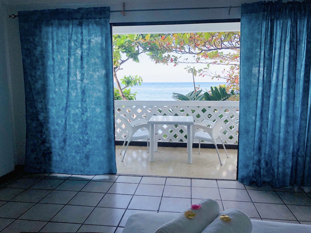 Sand And Tan Beach Hotel — Hotel rooms in Ocho Rios