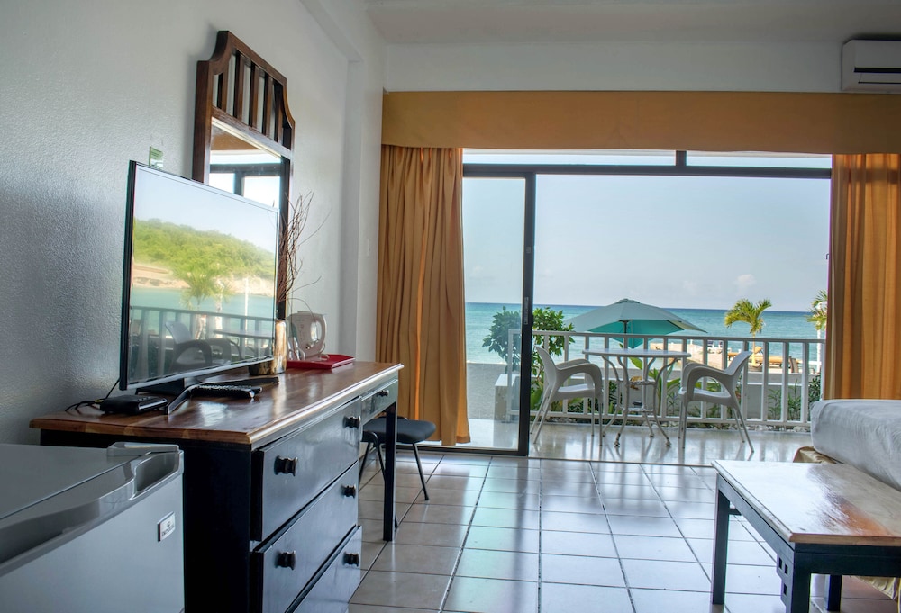 Sand And Tan Beach Hotel — Hotel rooms in Ocho Rios