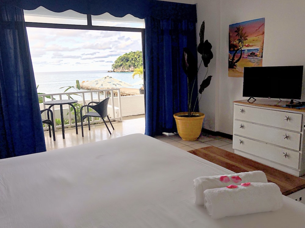 Sand And Tan Beach Hotel — Hotel rooms in Ocho Rios
