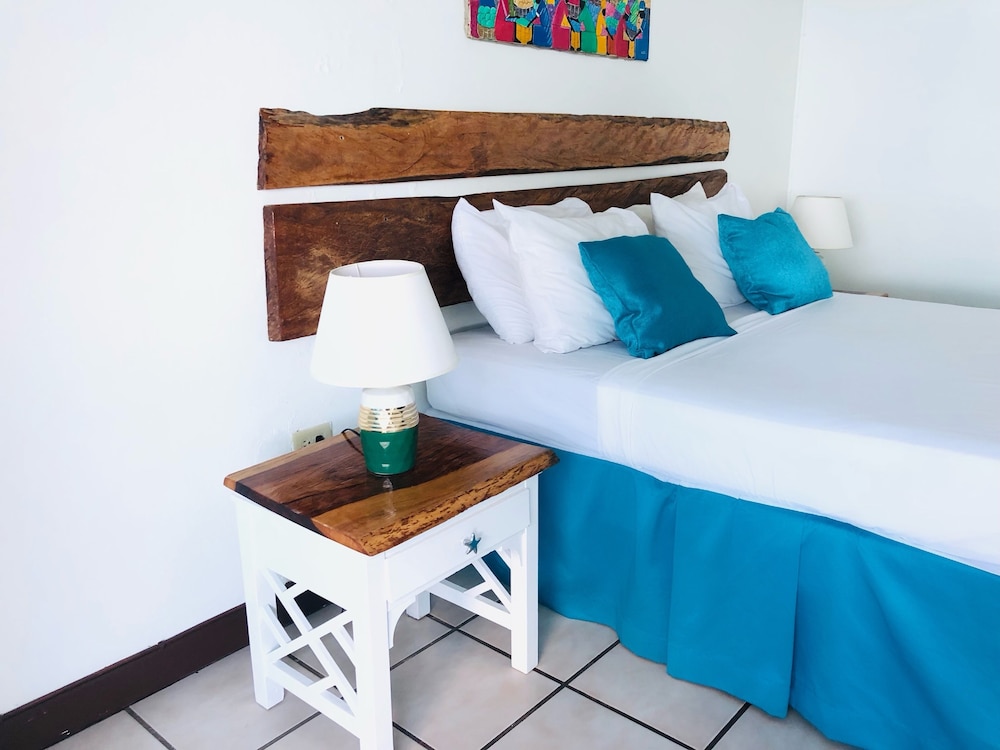 Sand And Tan Beach Hotel — Hotel rooms in Ocho Rios
