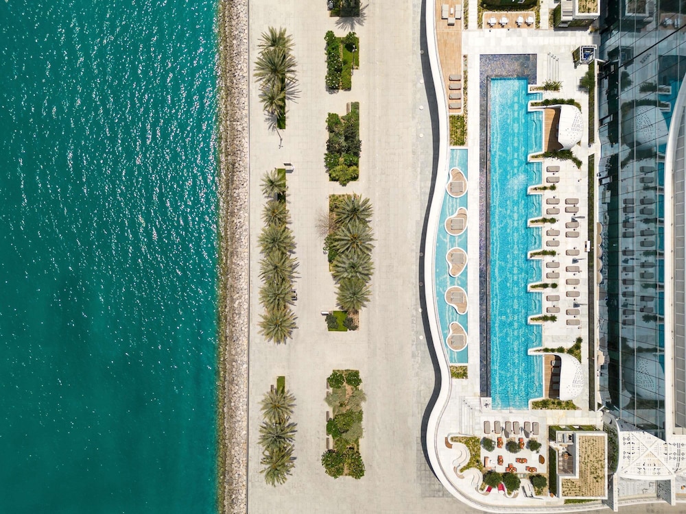 Raffles Doha — Swimming pool in Doha, Umm Salal