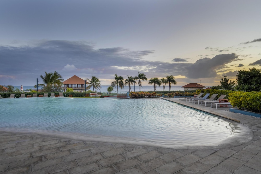 Hilton Garden Inn La Romana — Swimming pool in La Romana