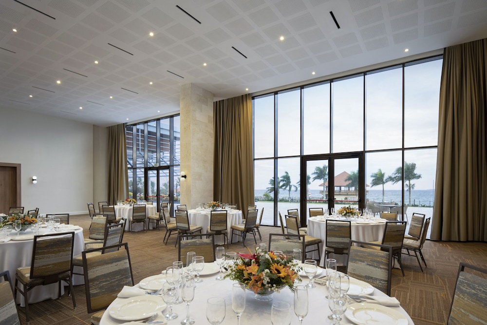 Hilton Garden Inn La Romana — Restaurant & bars in La Romana