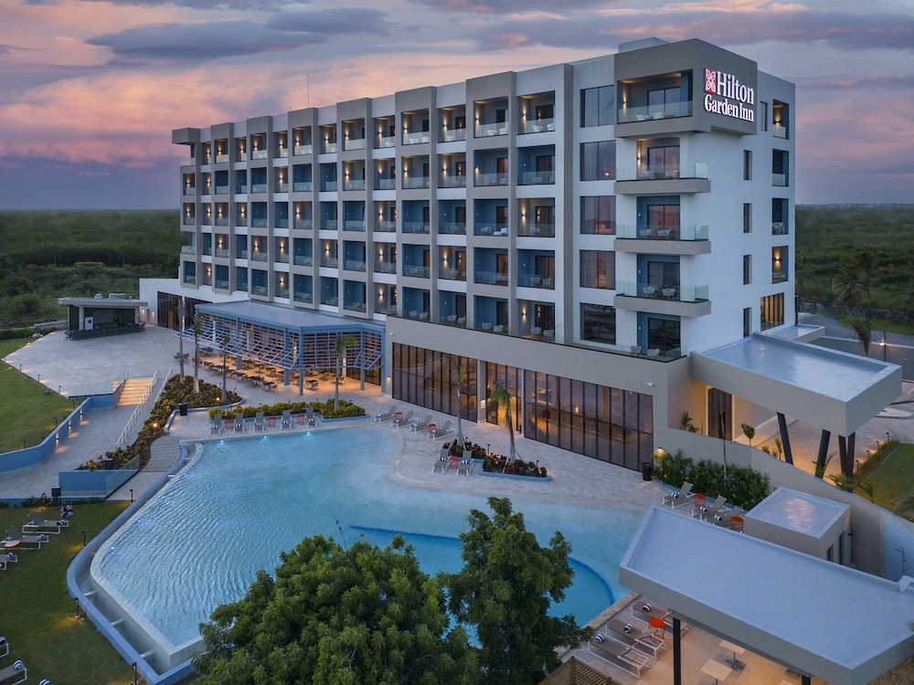 Hilton Garden Inn La Romana — Hotel building in La Romana