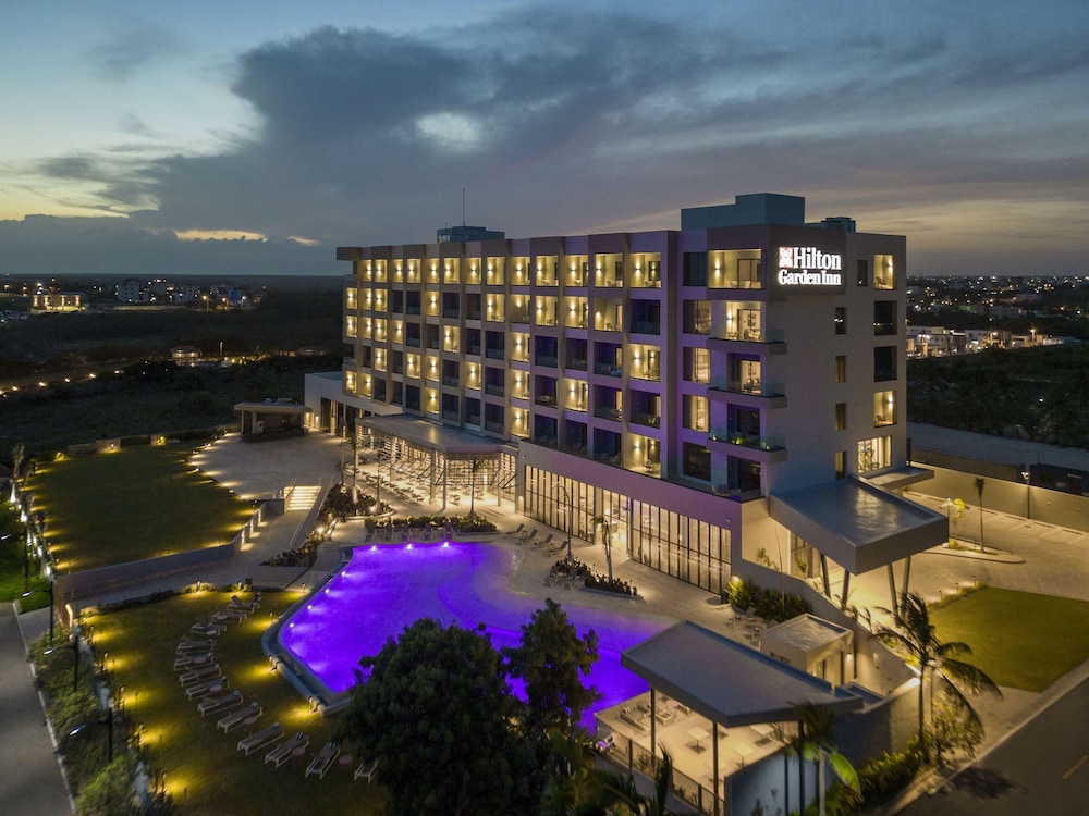 Hilton Garden Inn La Romana — Hotel building in La Romana
