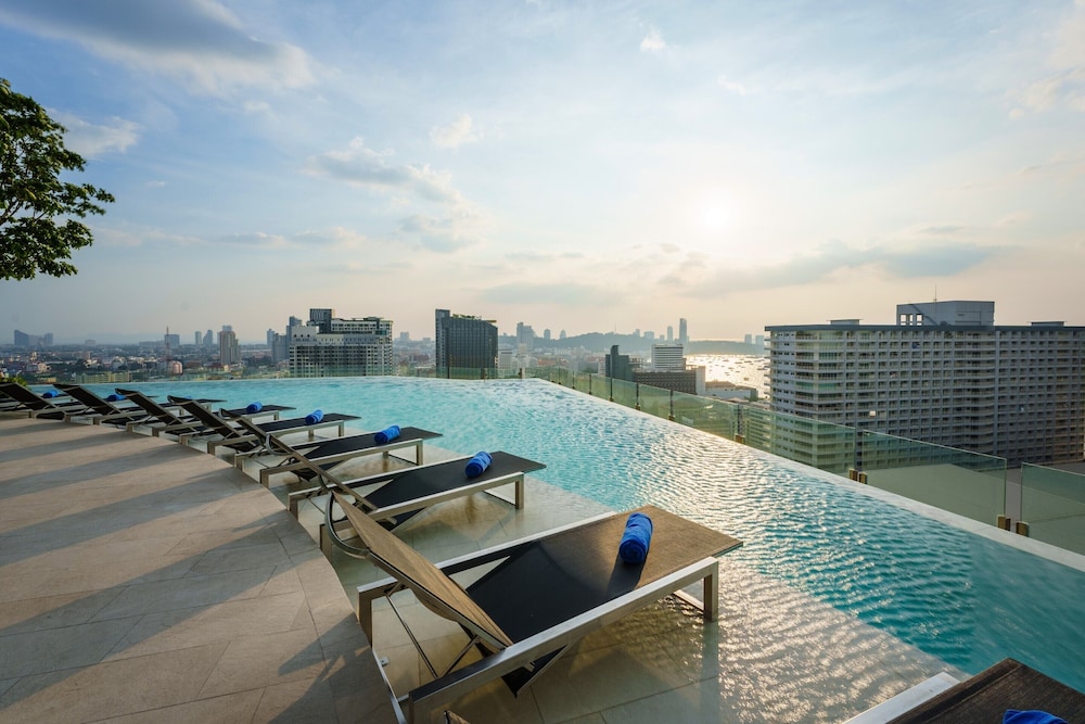 Somerset Pattaya — Swimming pool in Pattaya, Chonburi