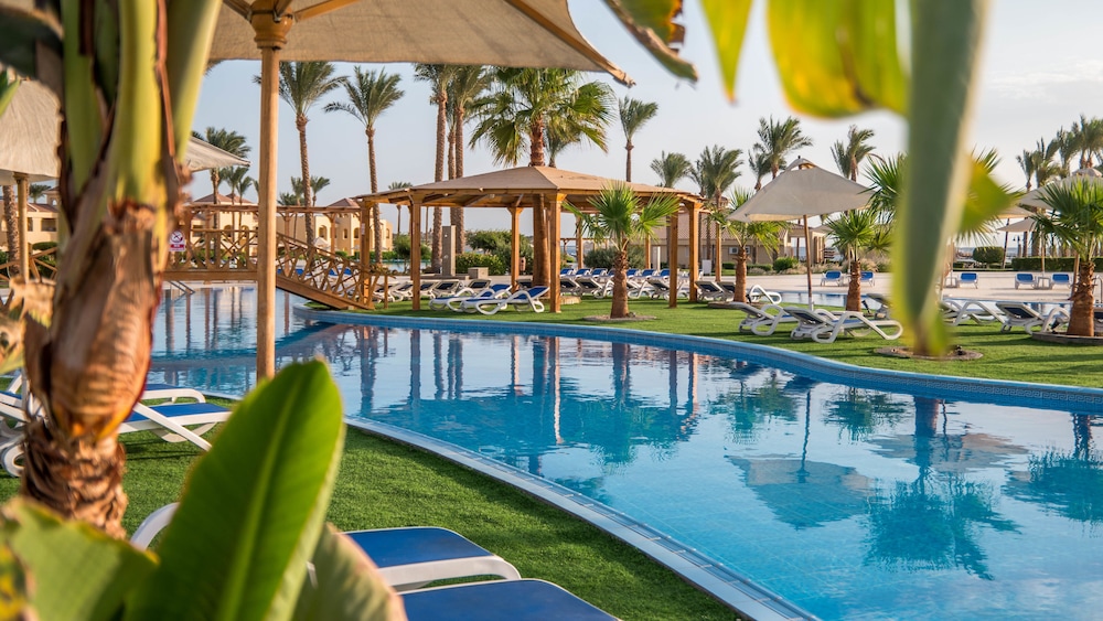 Cleopatra Luxury Resort Makadi Bay — Swimming pool in Makadi Bay, Red Sea