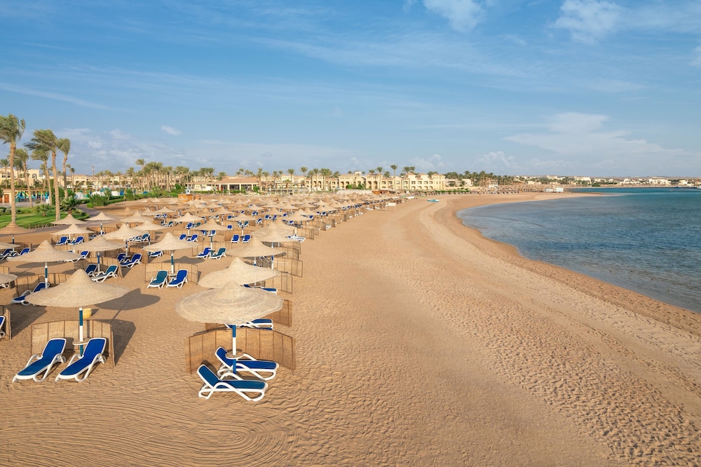 Cleopatra Luxury Resort Makadi Bay — Beach in Makadi Bay, Red Sea