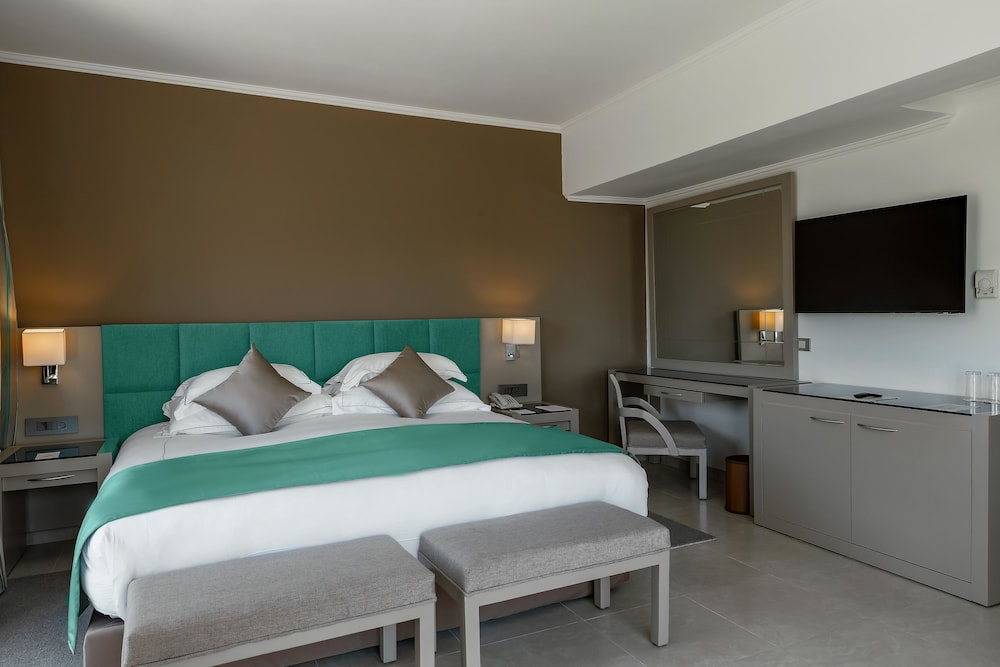 Cleopatra Luxury Resort Makadi Bay — Hotel rooms in Makadi Bay, Red Sea
