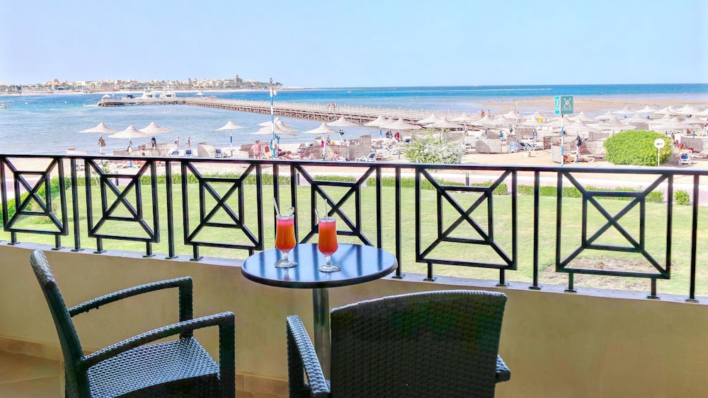 Cleopatra Luxury Resort Makadi Bay — Beach in Makadi Bay, Red Sea