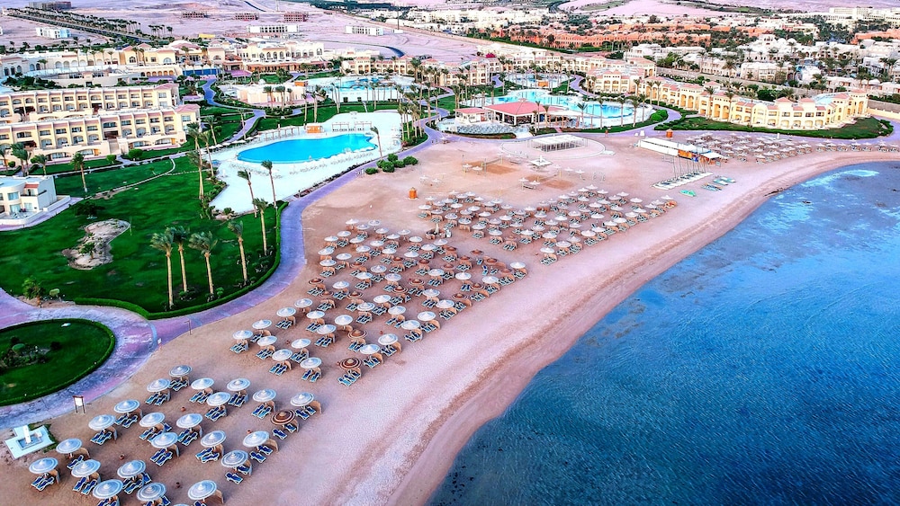 Cleopatra Luxury Resort Makadi Bay — Beach in Makadi Bay, Red Sea
