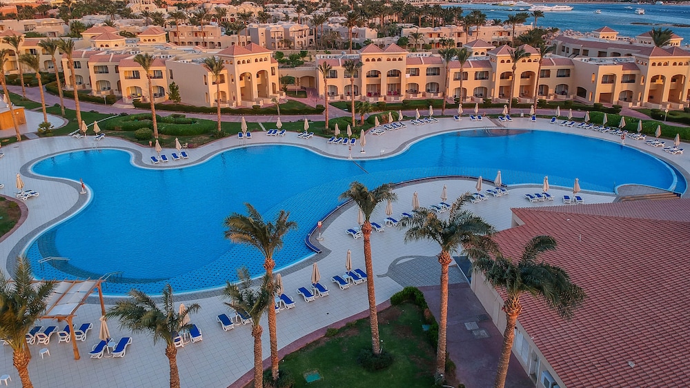 Cleopatra Luxury Resort Makadi Bay — Swimming pool in Makadi Bay, Red Sea