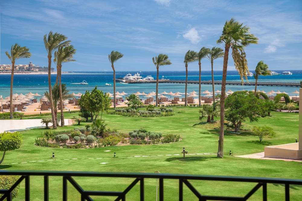 Cleopatra Luxury Resort Makadi Bay — Beach in Makadi Bay, Red Sea