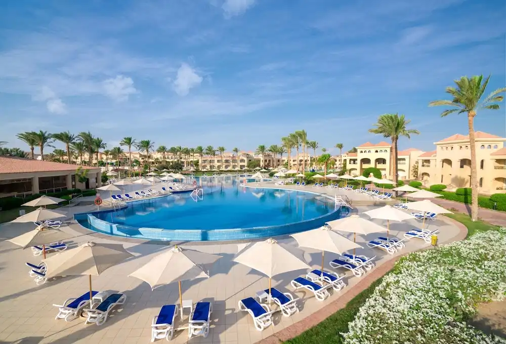 Cleopatra Luxury Resort Makadi Bay — Swimming pool in Makadi Bay, Red Sea