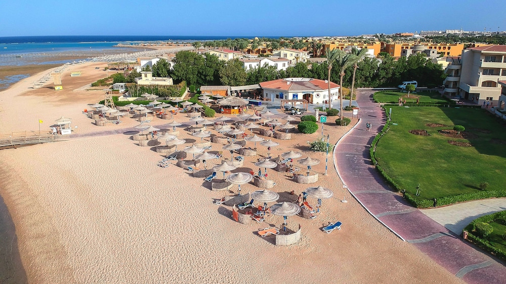 Cleopatra Luxury Resort Makadi Bay — Beach in Makadi Bay, Red Sea