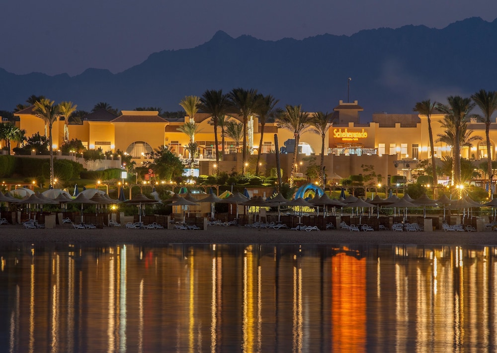 Cleopatra Luxury Resort Makadi Bay — Beach in Makadi Bay, Red Sea