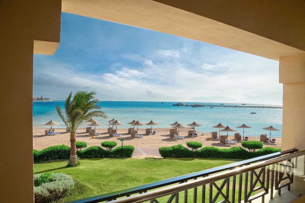 Cleopatra Luxury Resort Makadi Bay — Beach in Makadi Bay, Red Sea
