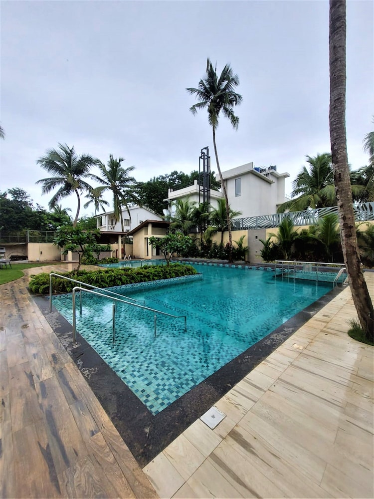 Holiday Inn Goa Candolim by IHG — Swimming pool in Candolim, Goa
