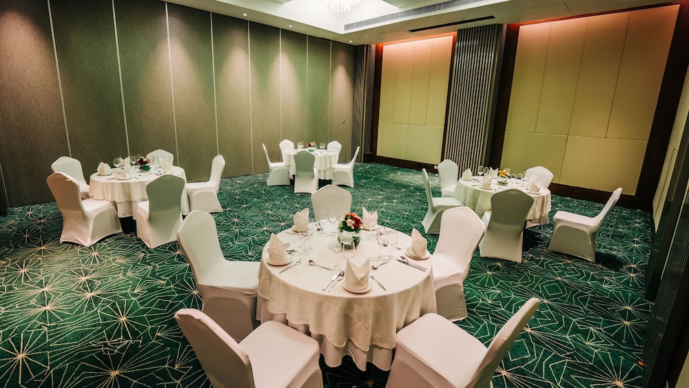 Holiday Inn Goa Candolim by IHG — Restaurant & bars in Candolim, Goa