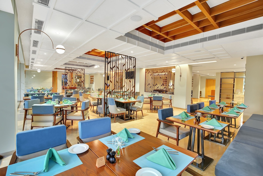Holiday Inn Goa Candolim by IHG — Restaurant & bars in Candolim, Goa