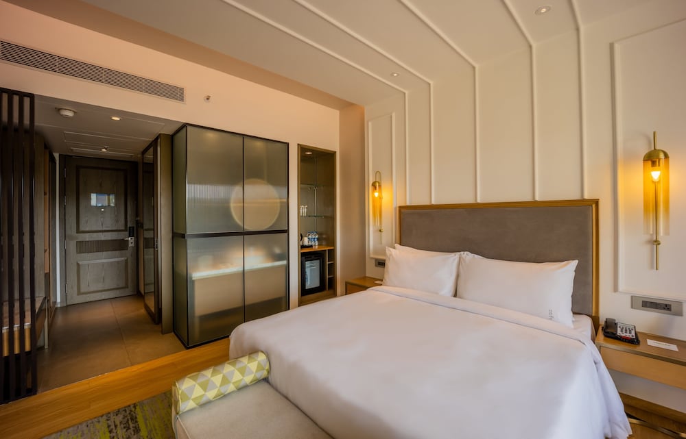 Holiday Inn Goa Candolim by IHG — Hotel rooms in Candolim, Goa