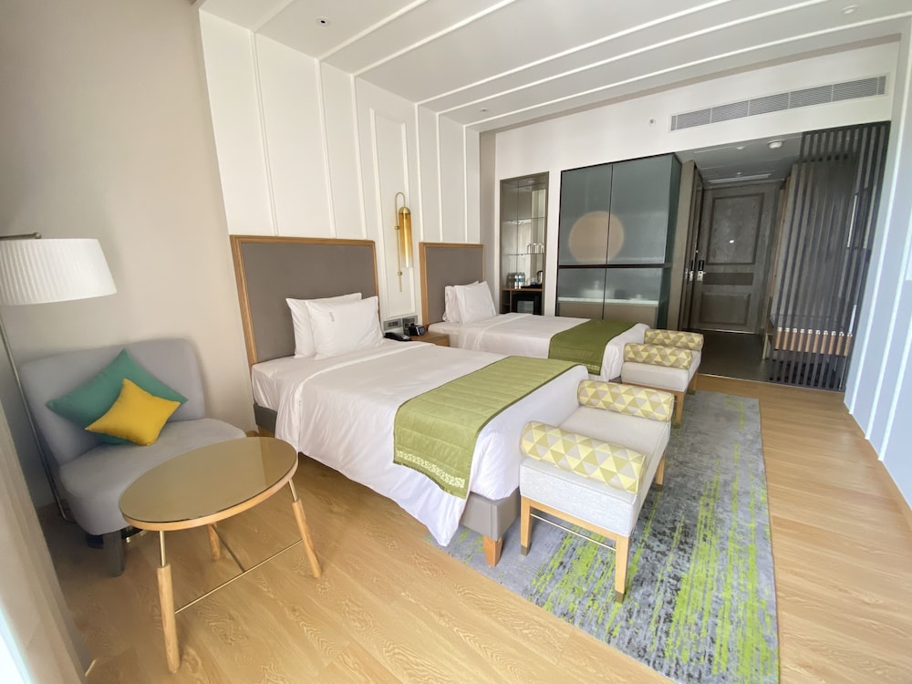 Holiday Inn Goa Candolim by IHG — Hotel rooms in Candolim, Goa