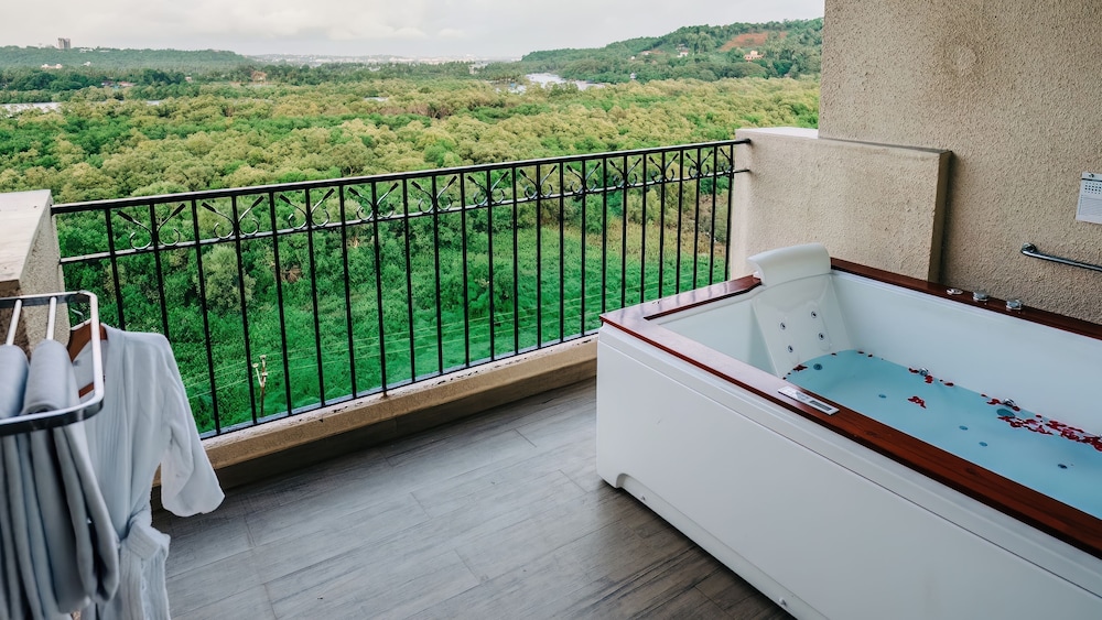 Holiday Inn Goa Candolim by IHG — Hotel rooms in Candolim, Goa