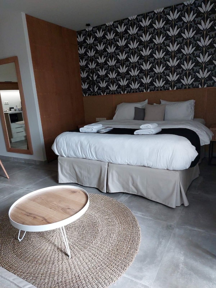 Chapter 02 Gallery Suites — Hotel rooms in Heraklion