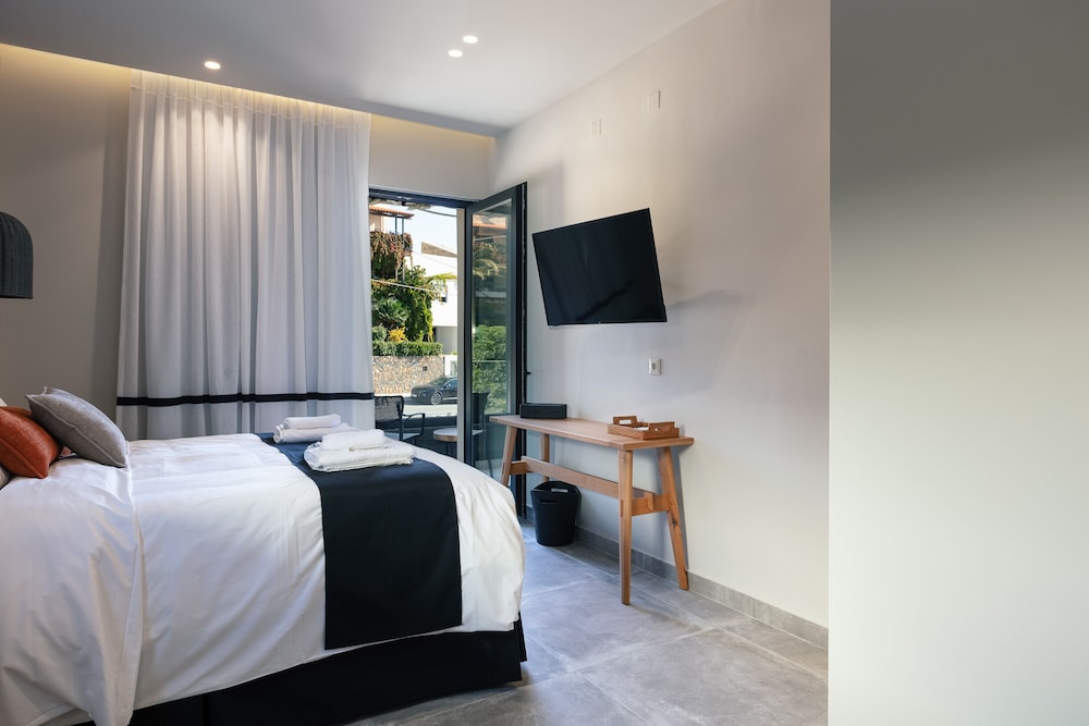 Chapter 02 Gallery Suites — Hotel rooms in Heraklion
