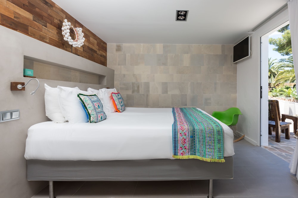 Boutique Hotel Ibizazen — Hotel rooms in Santa Eulalia, Balearic Islands
