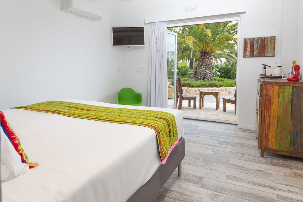 Boutique Hotel Ibizazen — Hotel rooms in Santa Eulalia, Balearic Islands
