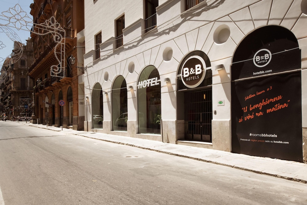 B&B Hotel Palermo Quattro Canti — Hotel building in Palermo, Sicily