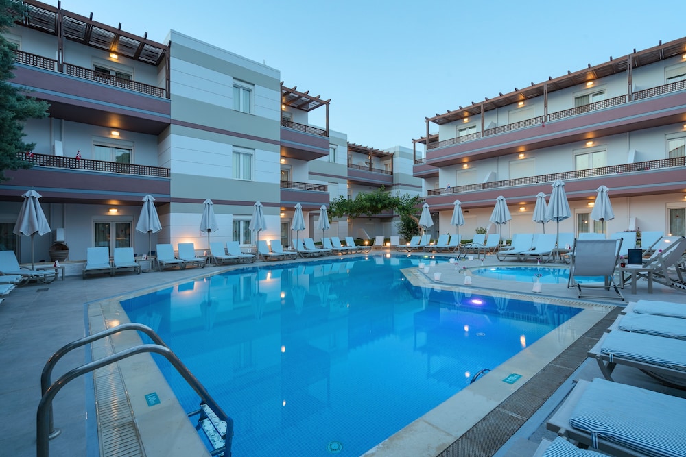 Summer Dream — Swimming pool in Rethymnon