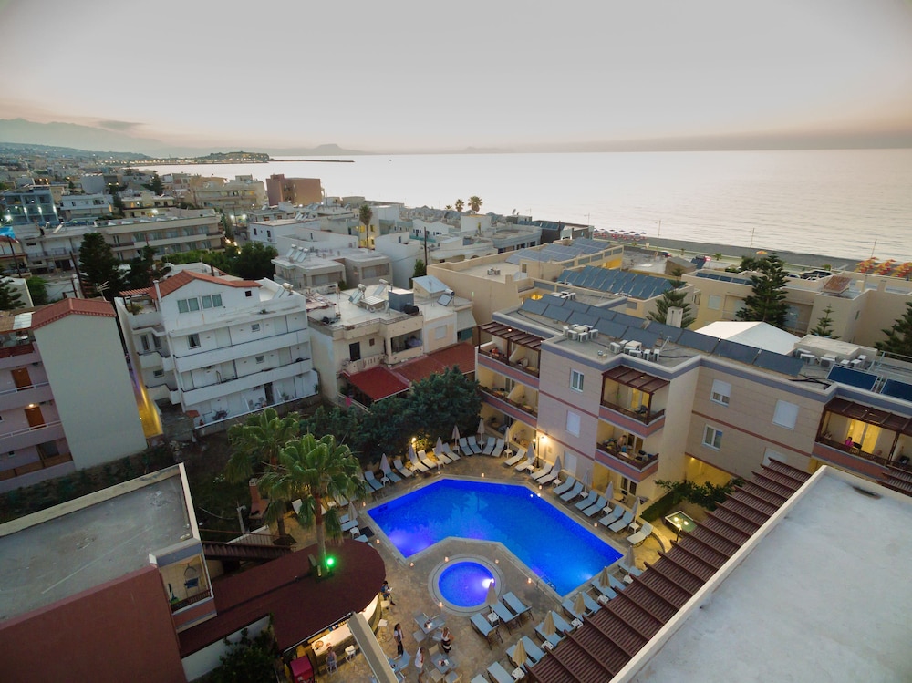 Summer Dream — Swimming pool in Rethymnon