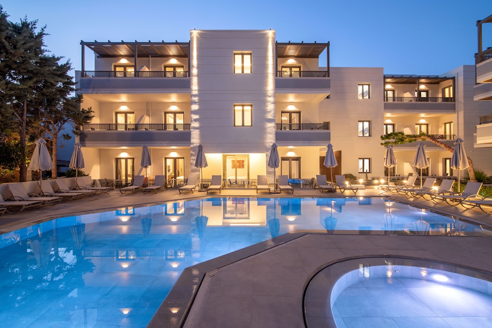 Summer Dream — Swimming pool in Rethymnon