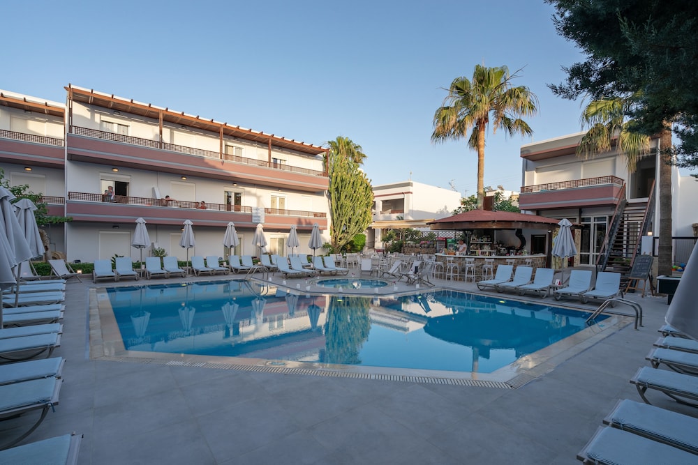 Summer Dream — Swimming pool in Rethymnon