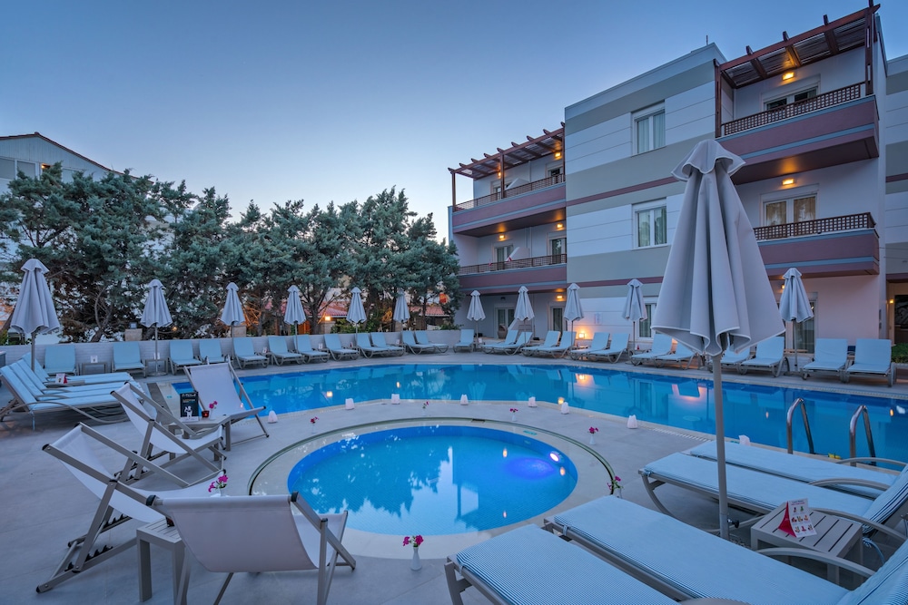 Summer Dream — Swimming pool in Rethymnon