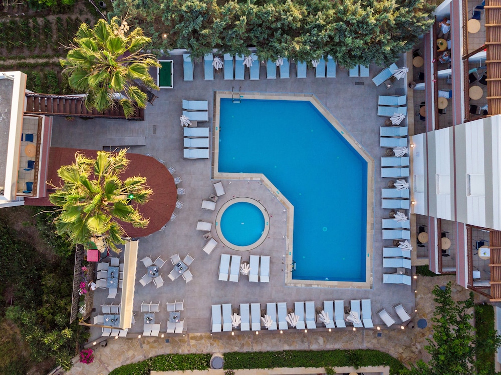 Summer Dream — Swimming pool in Rethymnon