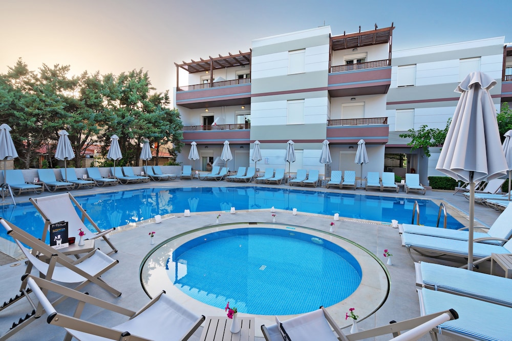 Summer Dream — Swimming pool in Rethymnon