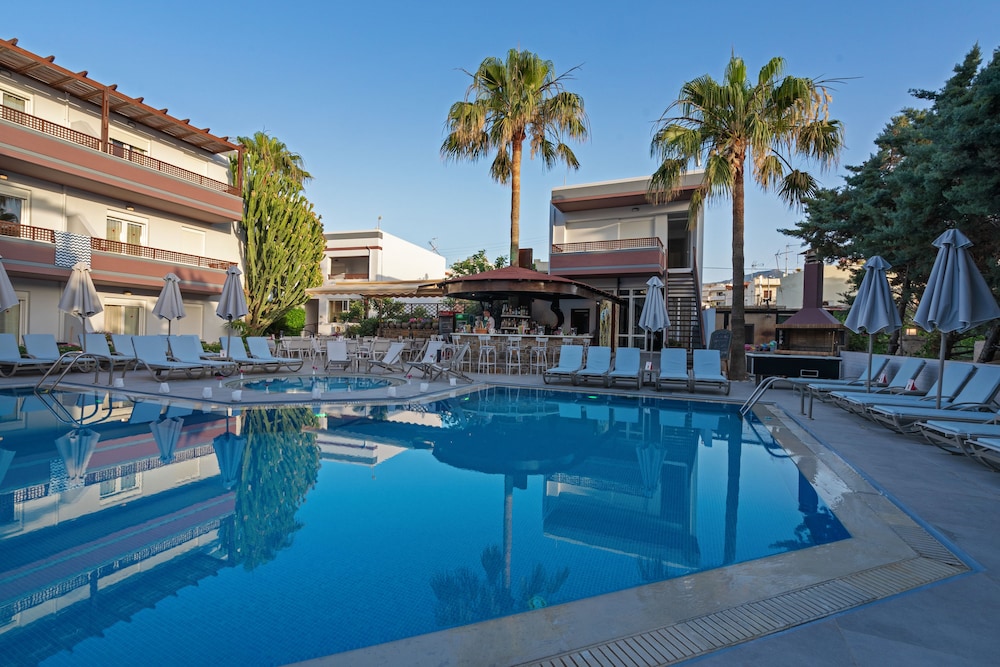 Summer Dream — Swimming pool in Rethymnon