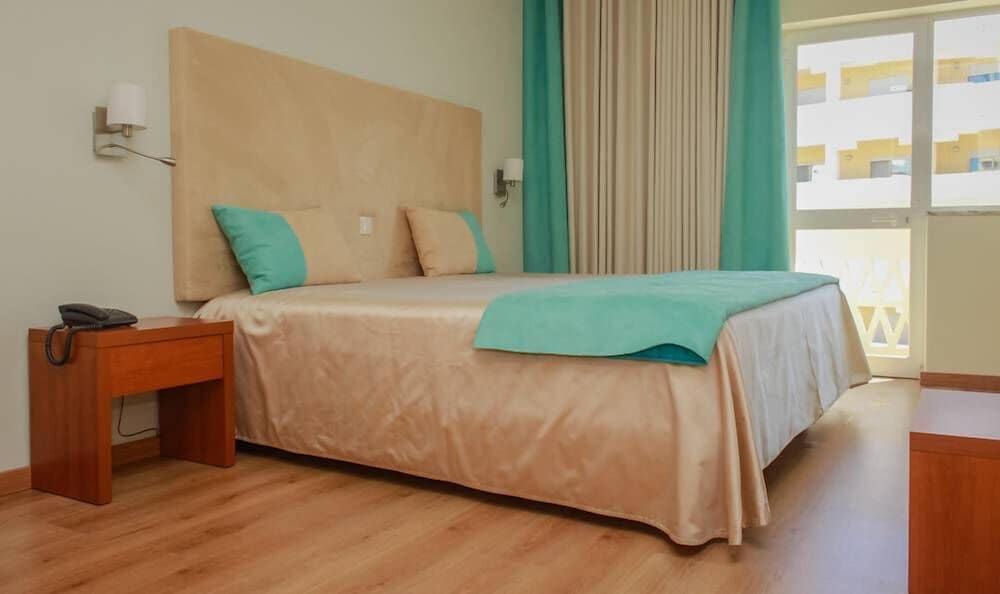 Baía Beach Hotel — Rooms in Monte Gordo, Faro