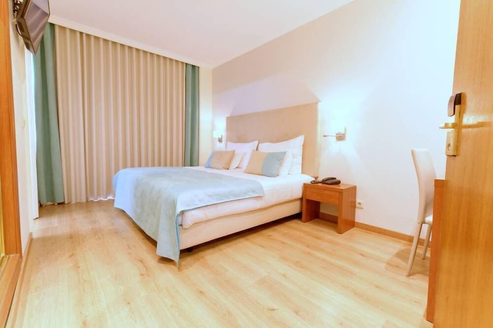 Baía Beach Hotel — Rooms in Monte Gordo, Faro