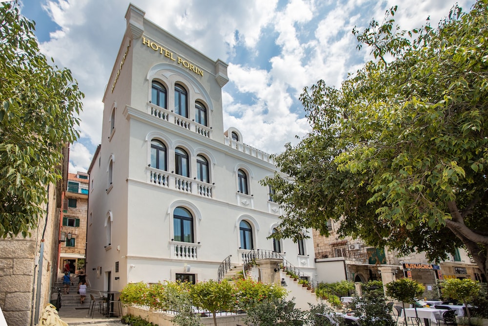 Heritage Hotel Porin — Hotel building in Makarska, Split-Dalmatia