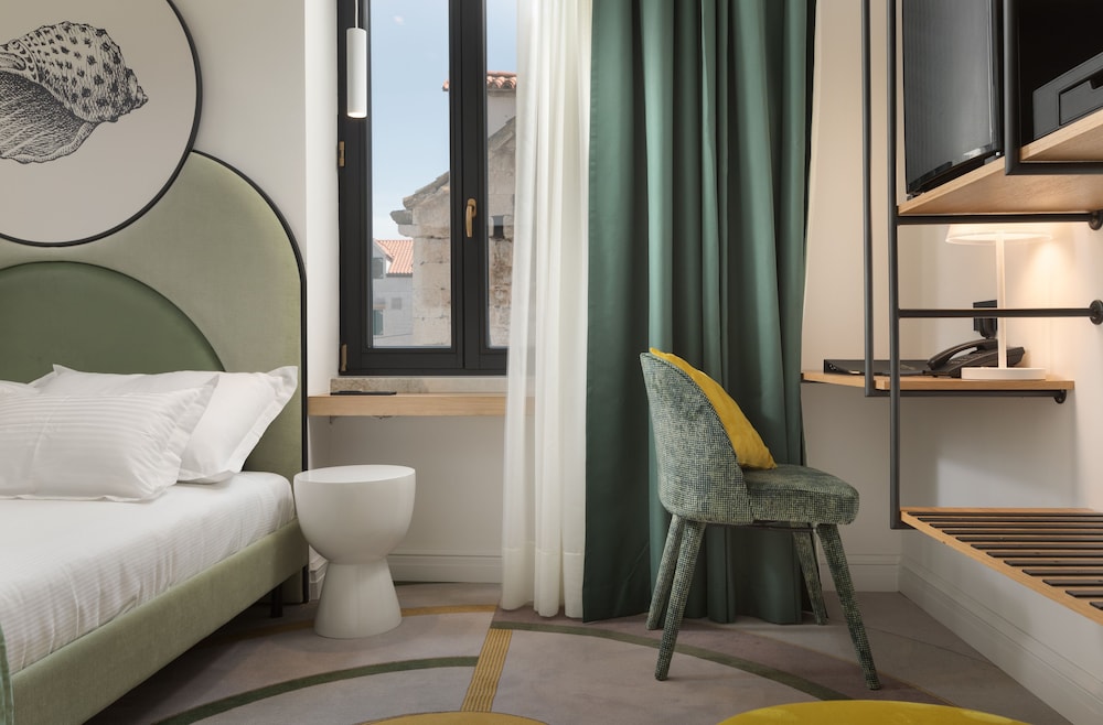 Heritage Hotel Porin — Hotel rooms in Makarska, Split-Dalmatia