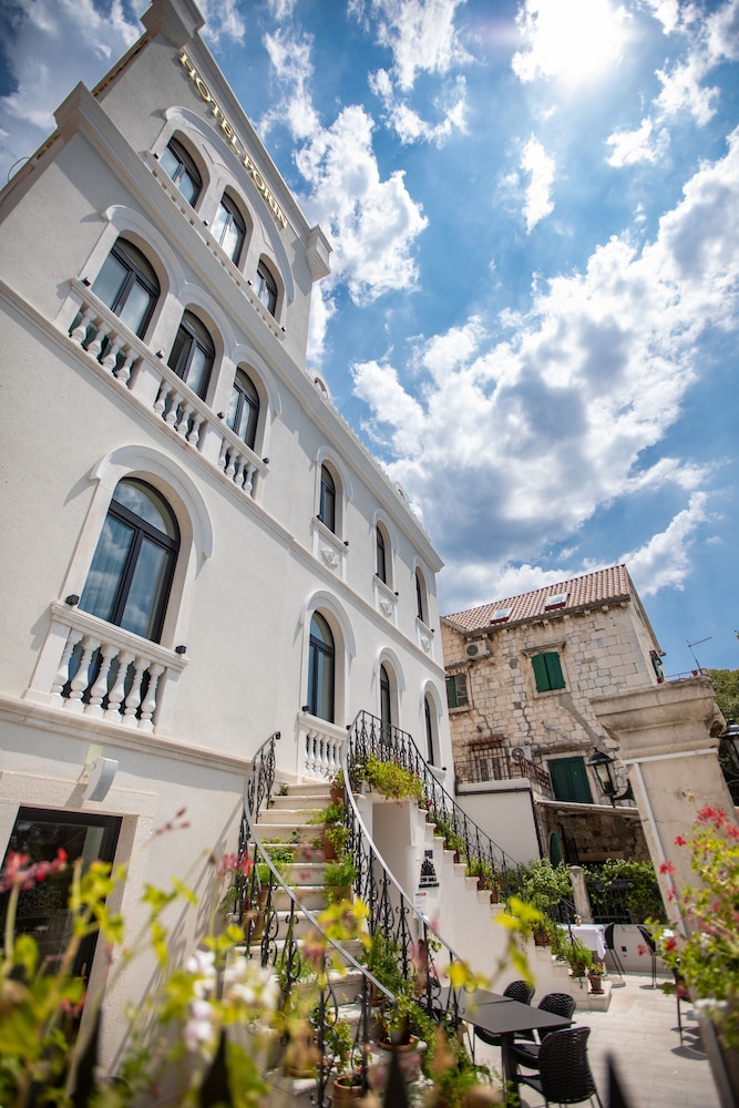 Heritage Hotel Porin — Hotel building in Makarska, Split-Dalmatia